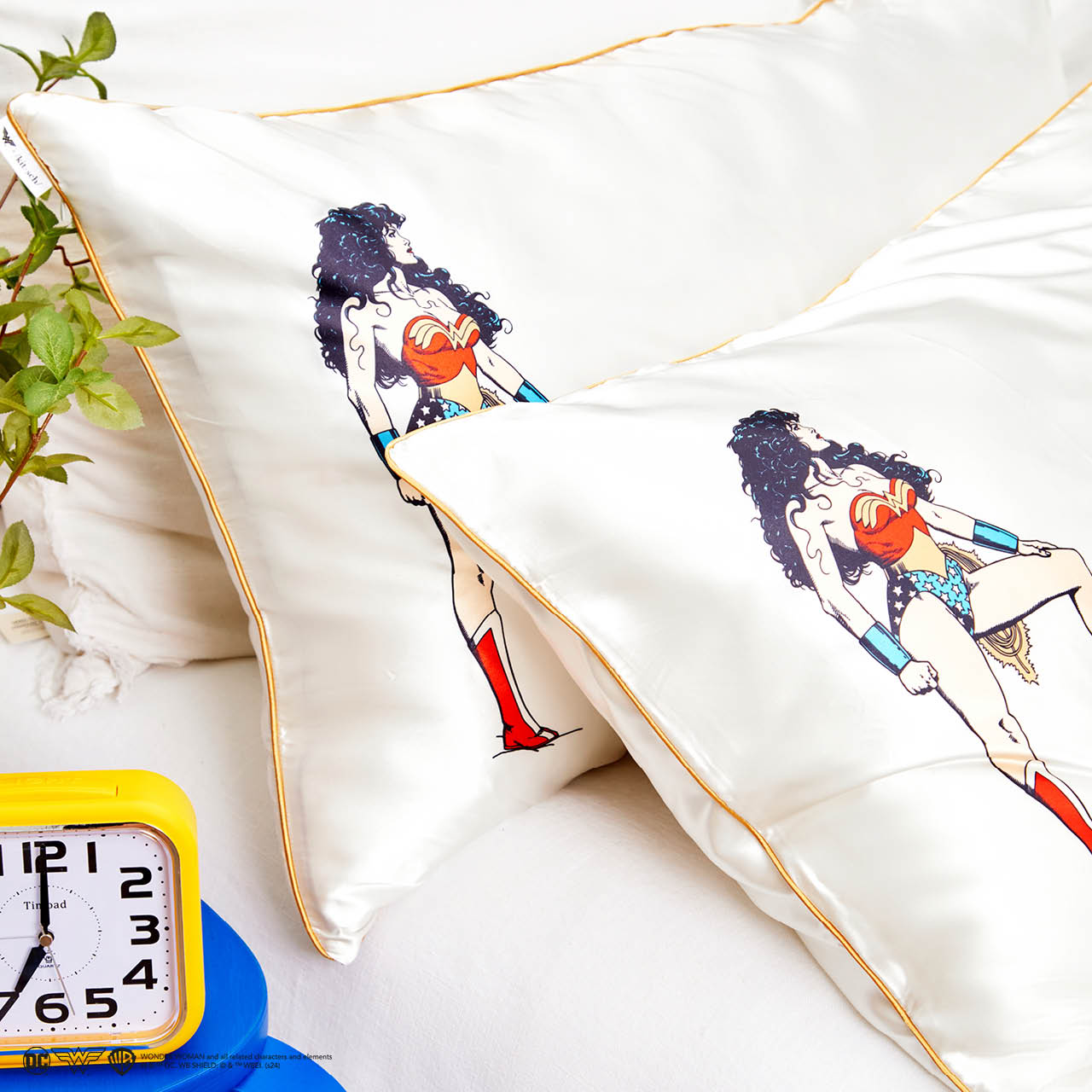 Kitsch x Wonder Woman Satin Pillowcase in Believe in Wonder - King - Image 4