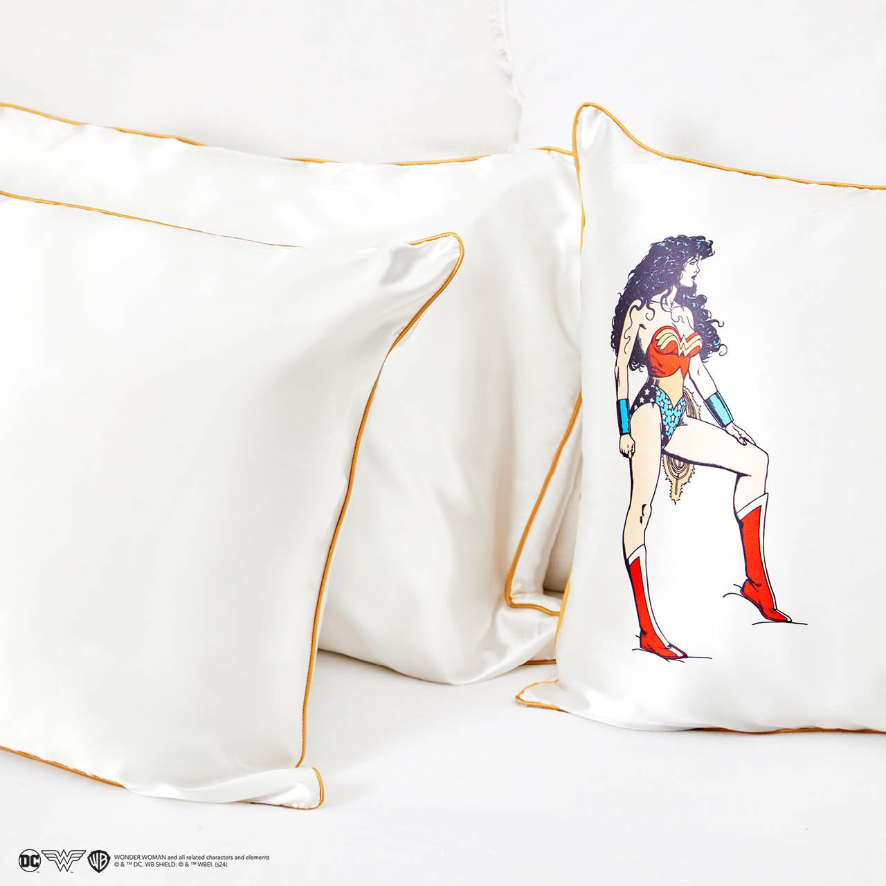 Kitsch x Wonder Woman Satin Pillowcase in Believe in Wonder - Image 6