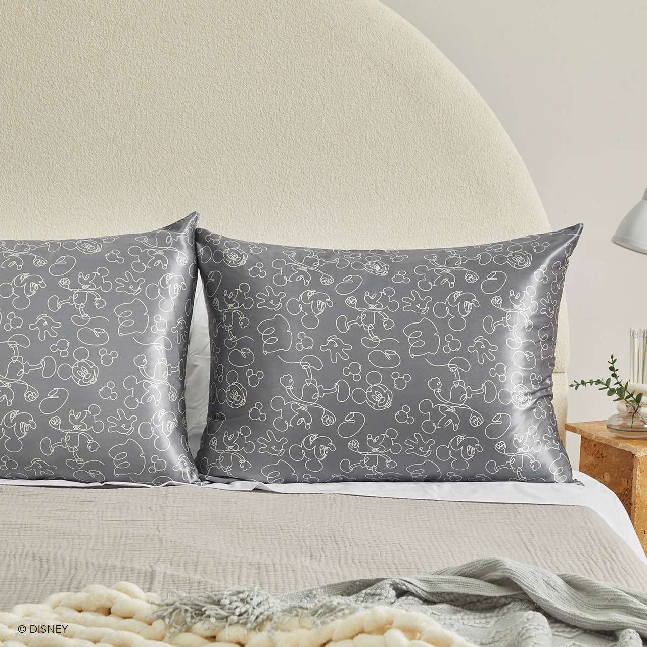 Kitsch x Mickey and Minnie Satin Pillowcase in Mickey Magic - Image 5